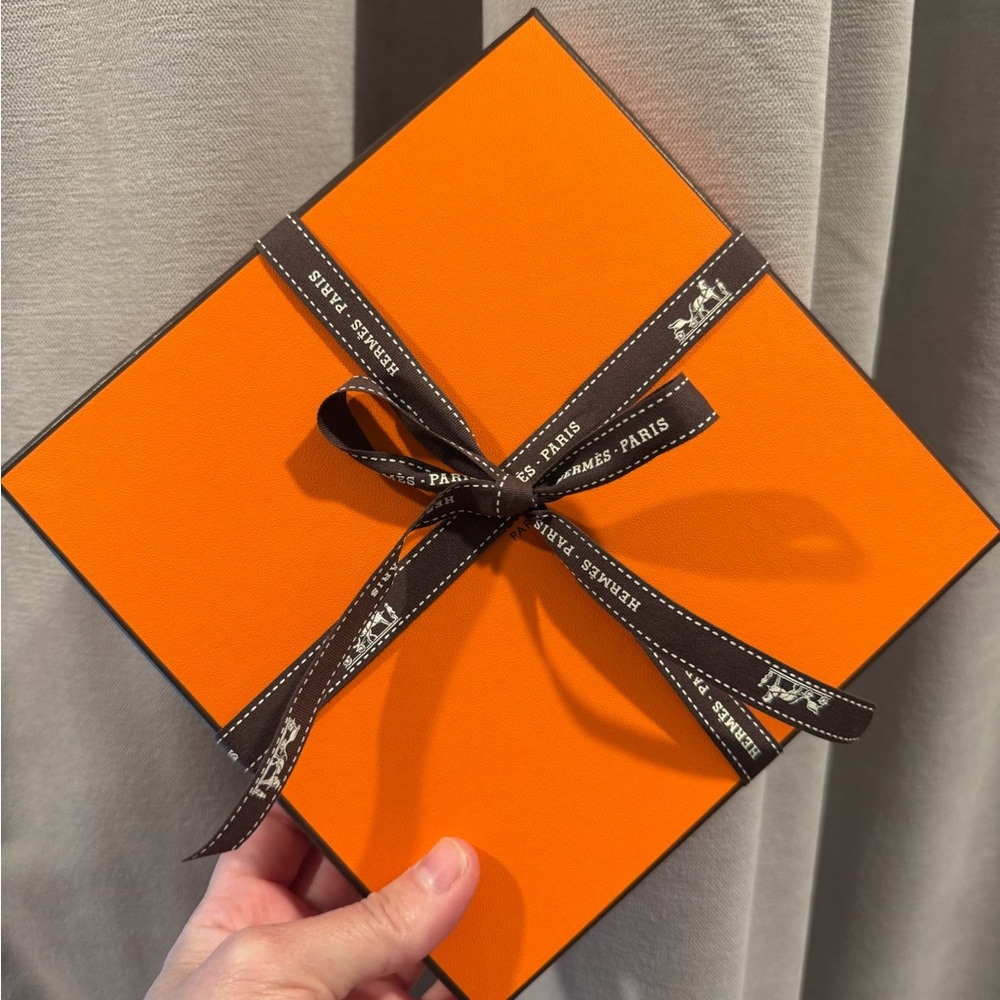 Hermes Les Voitures Nouvelles 70 Scarf w Box & Ribbon - Picture 6 of 6